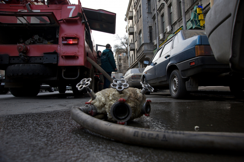 В офисном здании на Воронежской улице ранним утром вспыхнул сильный пожар